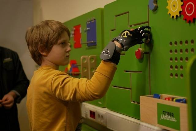 A resident of the Technopolis Moscow SEZ handed over an individual traction finger prosthesis to a 10-year-old boy from the Moscow region