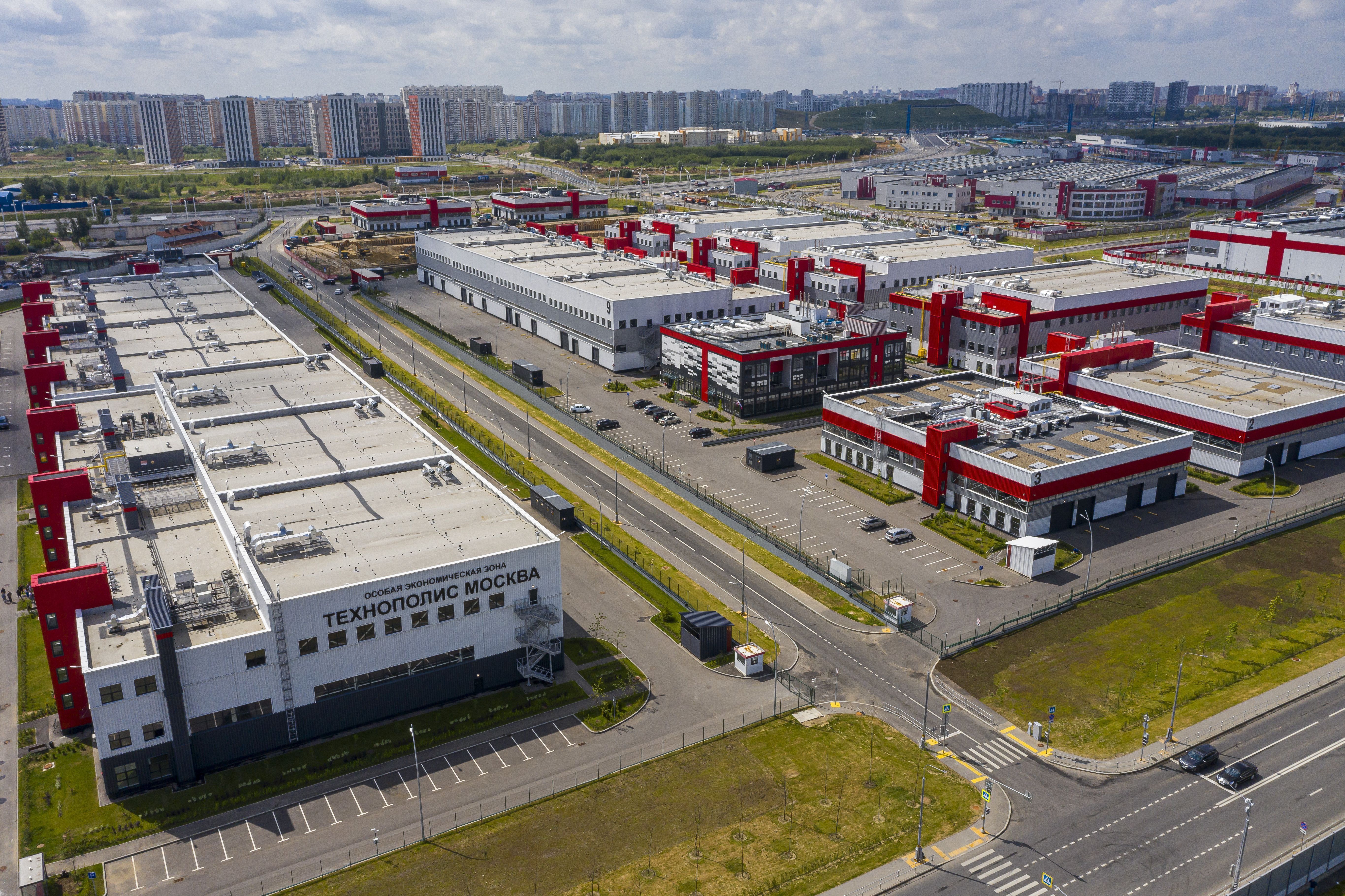 Minister of Industry and Trade Anton Alikhanov visited enterprises of the Rudnevo industrial park at SEZ "Technopolis Moscow"