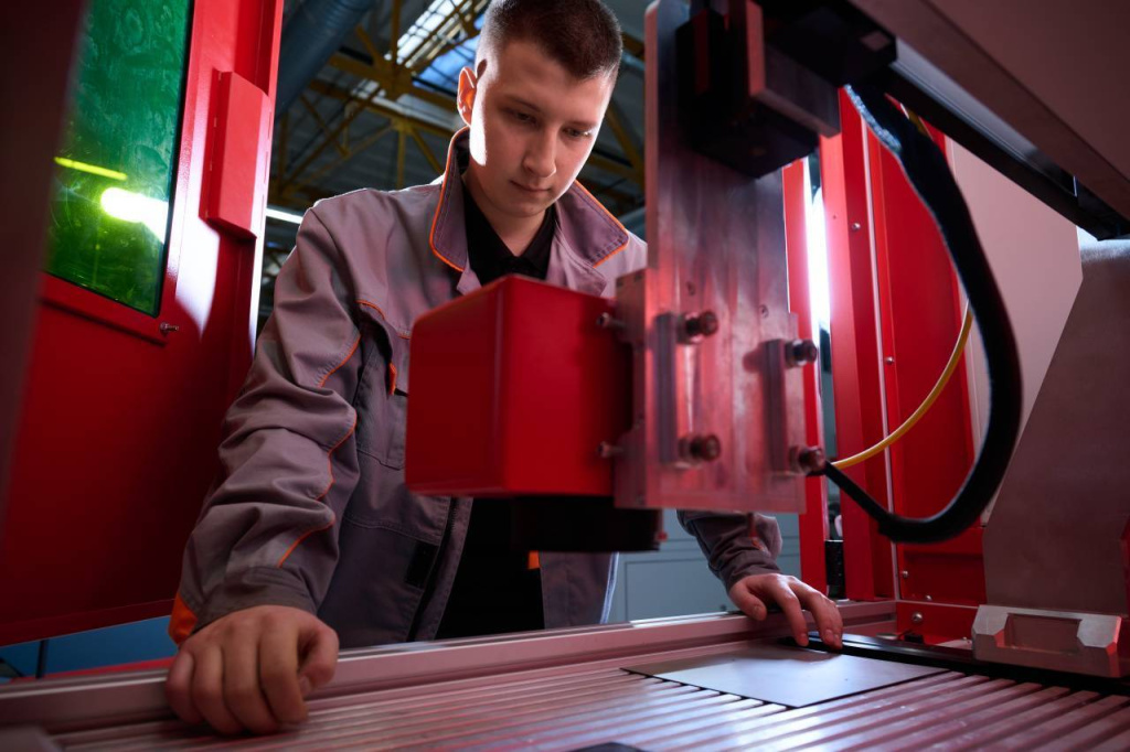A new machine from a Moscow SEZ resident cuts metal at speeds of up to 300 meters per minute