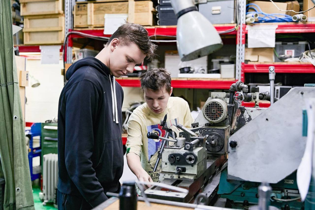 Neural networks, robots and machine tools: what students learn in practice in the Technostage project