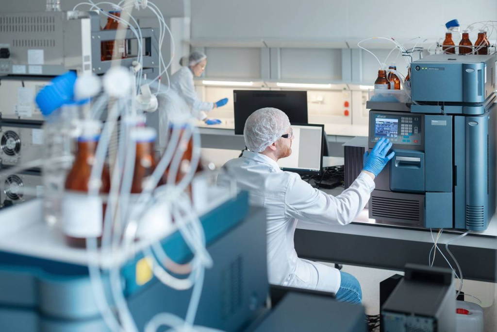 Neural networks, robots and machine tools: what students learn in practice in the Technostage project